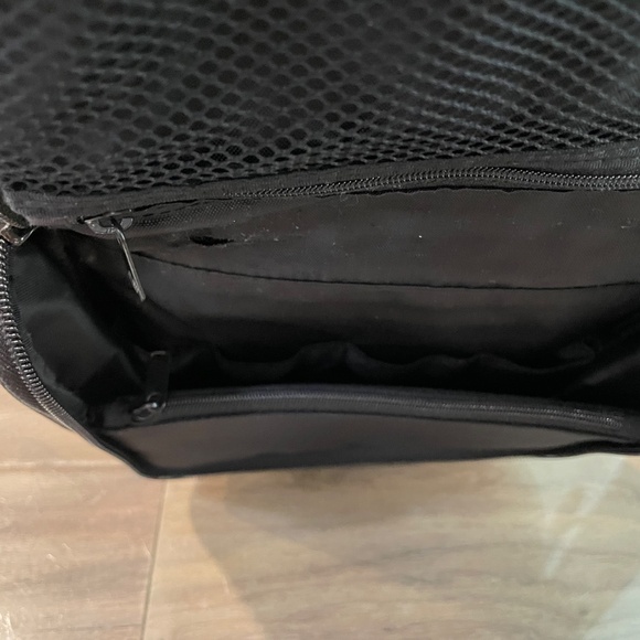 Excellent Condition Hanging Travel Toiletry Bag - Picture 5 of 13